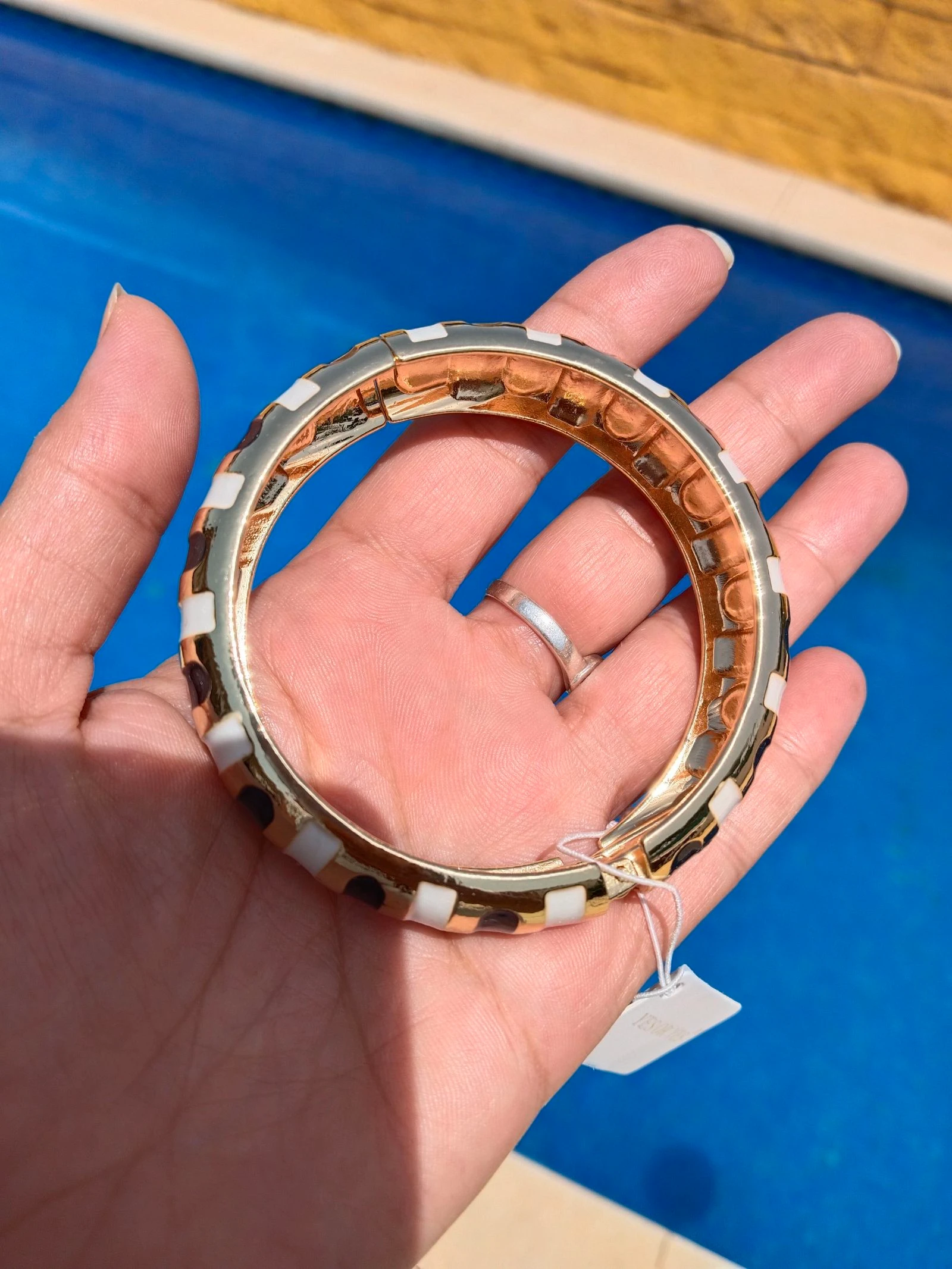 Pulsera dorada esmaltada en negro y blanco  – photo 6